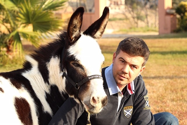 Jordi Matas con burro miniatura blanco y negro