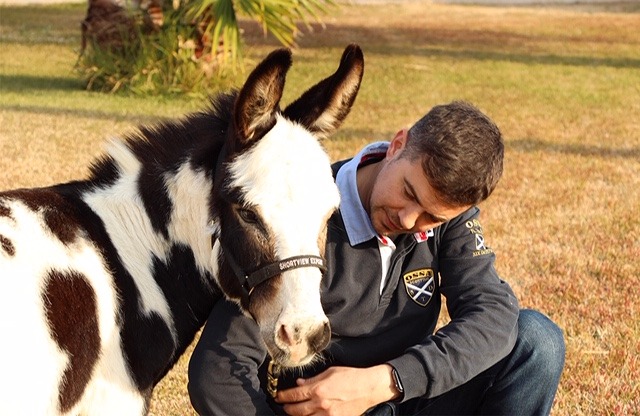 Jordi Matas acariciando burro miniatura